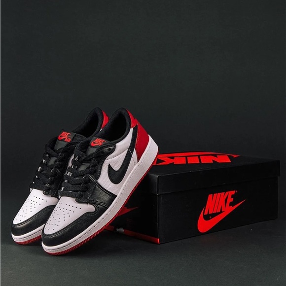 Air Jordan Retro 1 Low OG | Black Toe | 10.5 - Picture 2 of 3